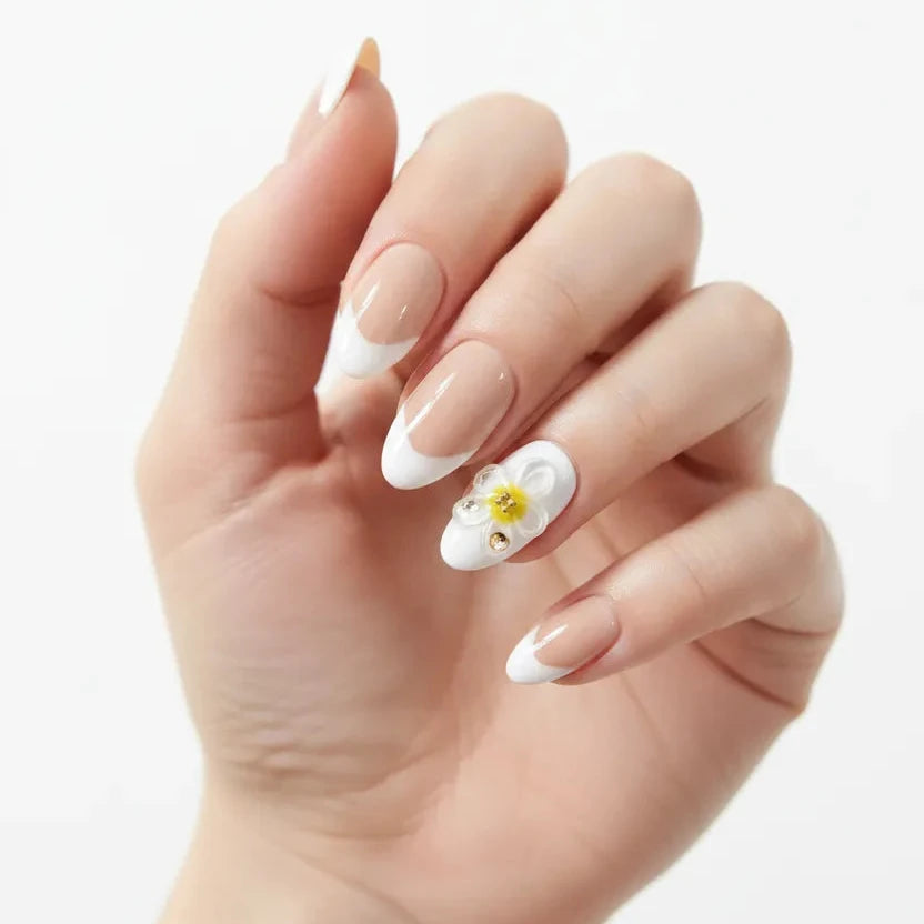 Daisy Dream Short Almond Press-On Nails for Typing & Commute | MOONLEE